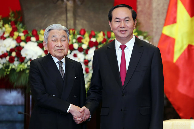Chủ tịch nước Trần Đại Quang bắt tay Nhật Hoàng Akihito trong lễ đón tại Phủ Chủ tịch.