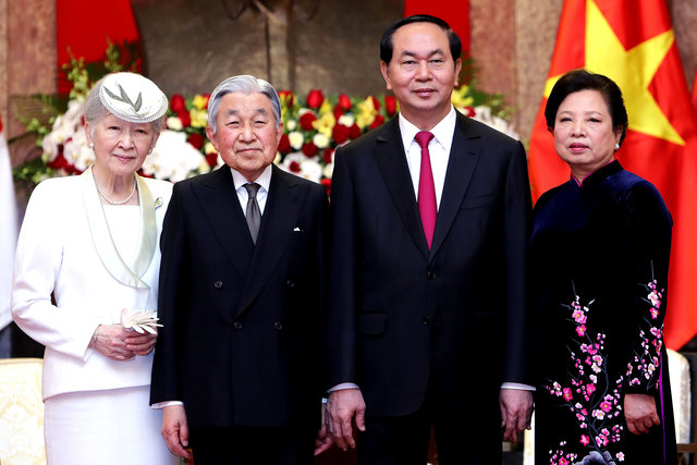 Nhật Hoàng và Hoàng hậu chụp ảnh lưu niệm cùng Chủ tịch nước Trần Đại Quang và Phu nhân.