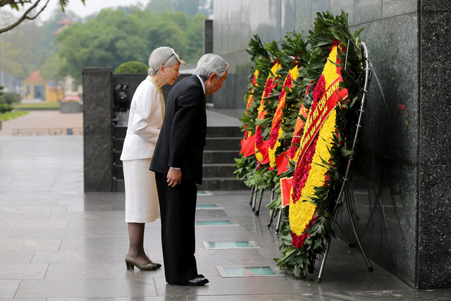 Nhật Hoàng và Hoàng hậu nghiêng mình trước vòng hoa viếng Chủ tịch Hồ Chí Minh.