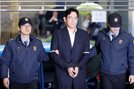 Ông Lee Jae-yong (giữa) được đưa đến văn phòng tham vấn độc lập ở Seoul hôm 22-2. Ảnh: AP