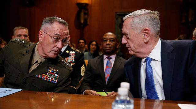 Bộ trưởng Quốc phòng Mỹ James Mattis (phải) và Chủ tịch Hội đồng Tham mưu trưởng Liên quân Mỹ Joseph F. Dunford (Ảnh: Reuters)