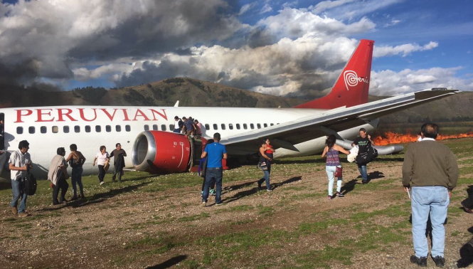 Máy bay chở 141 khách trượt đường băng, bốc cháy ở Peru 