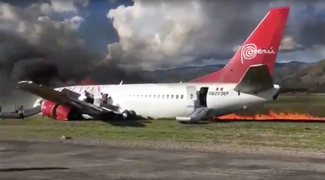 Máy bay chở 141 khách trượt đường băng, bốc cháy ở Peru 