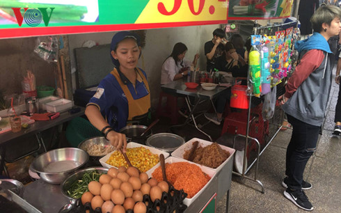 bangkok doi mat voi via he trang thuc an duong pho hinh 3