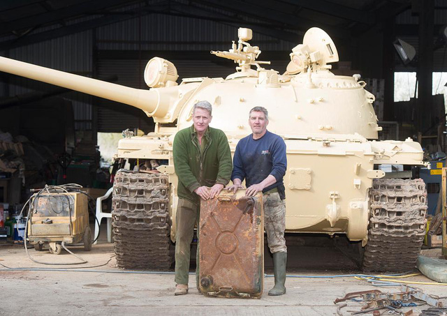 Ông Nick Mead (trái) phát hiện 5 thỏi vàng trong bình xăng của xe tăng cổ. (Ảnh: Getty)