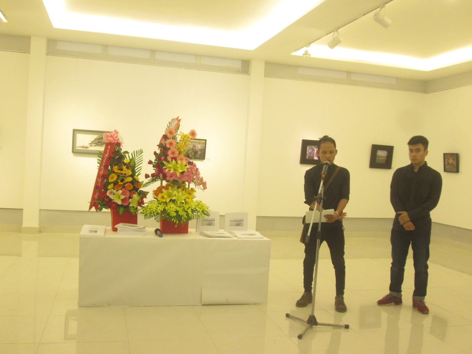 Hai tác giả trẻ Phan Vũ Tuấn và Phan Đình Khánh phát biểu tại triển lãm