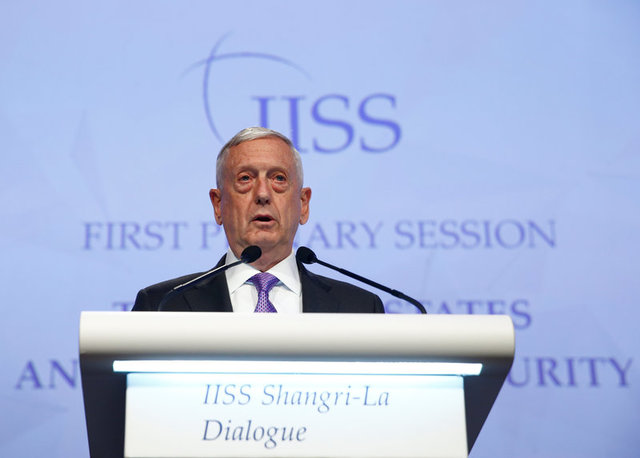 Bộ trưởng Quốc phòng Mỹ James Mattis phát biểu tại Đối thoại Shangri-La ngày 3/6 (Ảnh: Reuters)