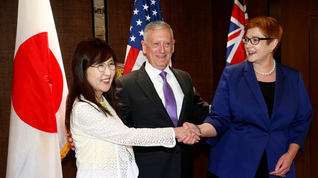 (Từ trái sang phải) Bộ trưởng Quốc phòng Nhật Bản Tomomi Inada, Bộ trưởng Quốc phòng Mỹ James Mattis và người đồng cấp Australia Marise Payne (Ảnh: Reuters)