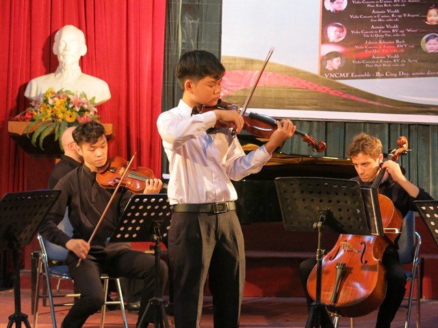 Kid artists play violin at Vietnam Connection (VNCMF) 2017