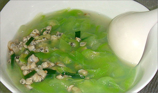 Wholesome gourd soup with mussels