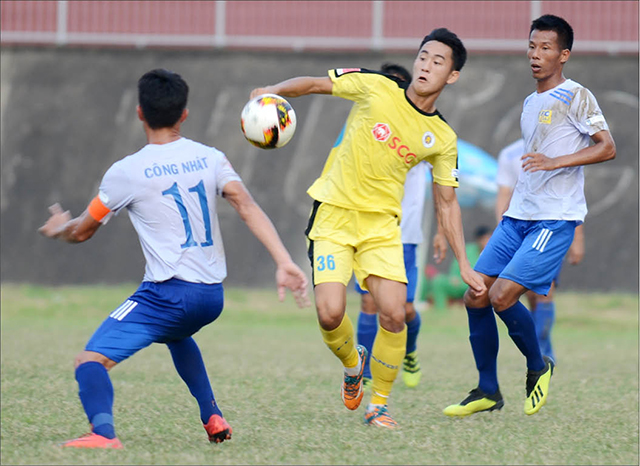 Hà Nội B và bây giờ là Hồng Lĩnh Hà Tĩnh (áo vàng) - một trong những  đội bóng đầy tham vọng và thực lực tại mùa giải hạng Nhất 2019