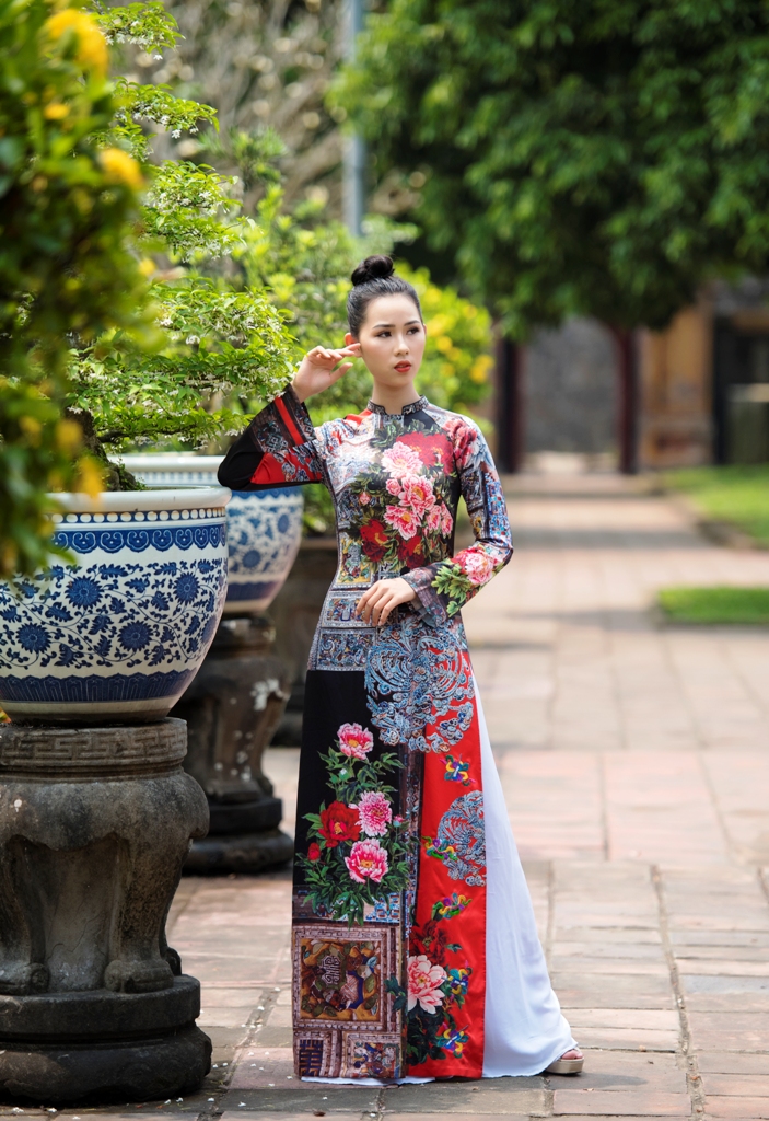 Dòng vải lụa quý thượng phẩm của làng nghề Việt Nam như là một sự tự hào về bản sắc văn hóa, tình yêu quê hương đất nước trong tâm hồn người nghệ sỹ