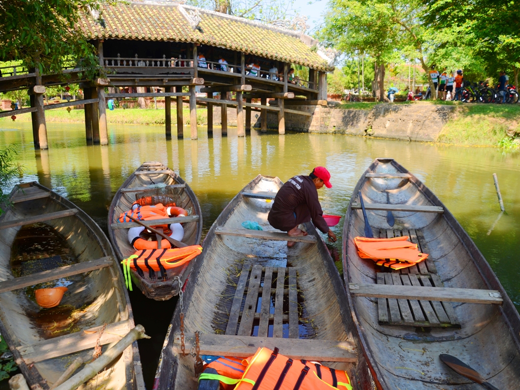Serving guests to experience life on the river, Thuy Thanh tourist boat fleet always has 4 available boats and it is possible to mobilize 6 more with full life jackets