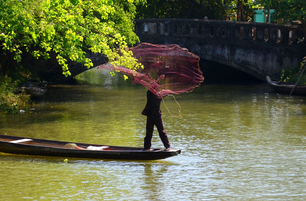 Despite of the difficulty in practicing to throw a casting-net, many people still enjoy it