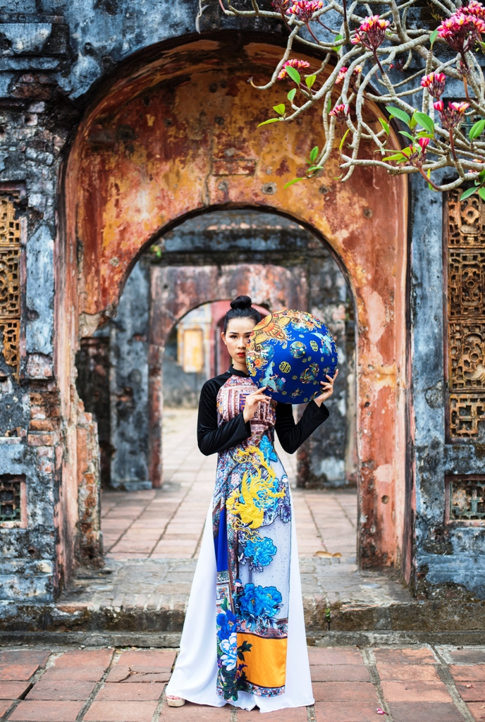 The designer wants to convey the message of honoring the traditional silk materials of Vietnamese craft villages, and eliminating non-originating ones.