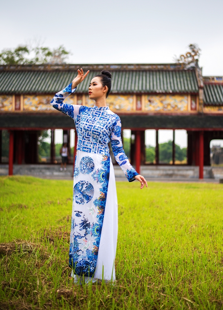 A story with golden heritage breath is conveyed vividly and in an eye-catching way on the Vietnamese ao dai by the designer
