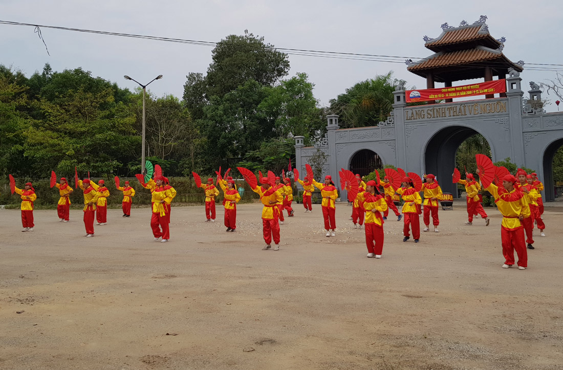 A royal martial art performance (“Kinh Van An”) to welcome guests