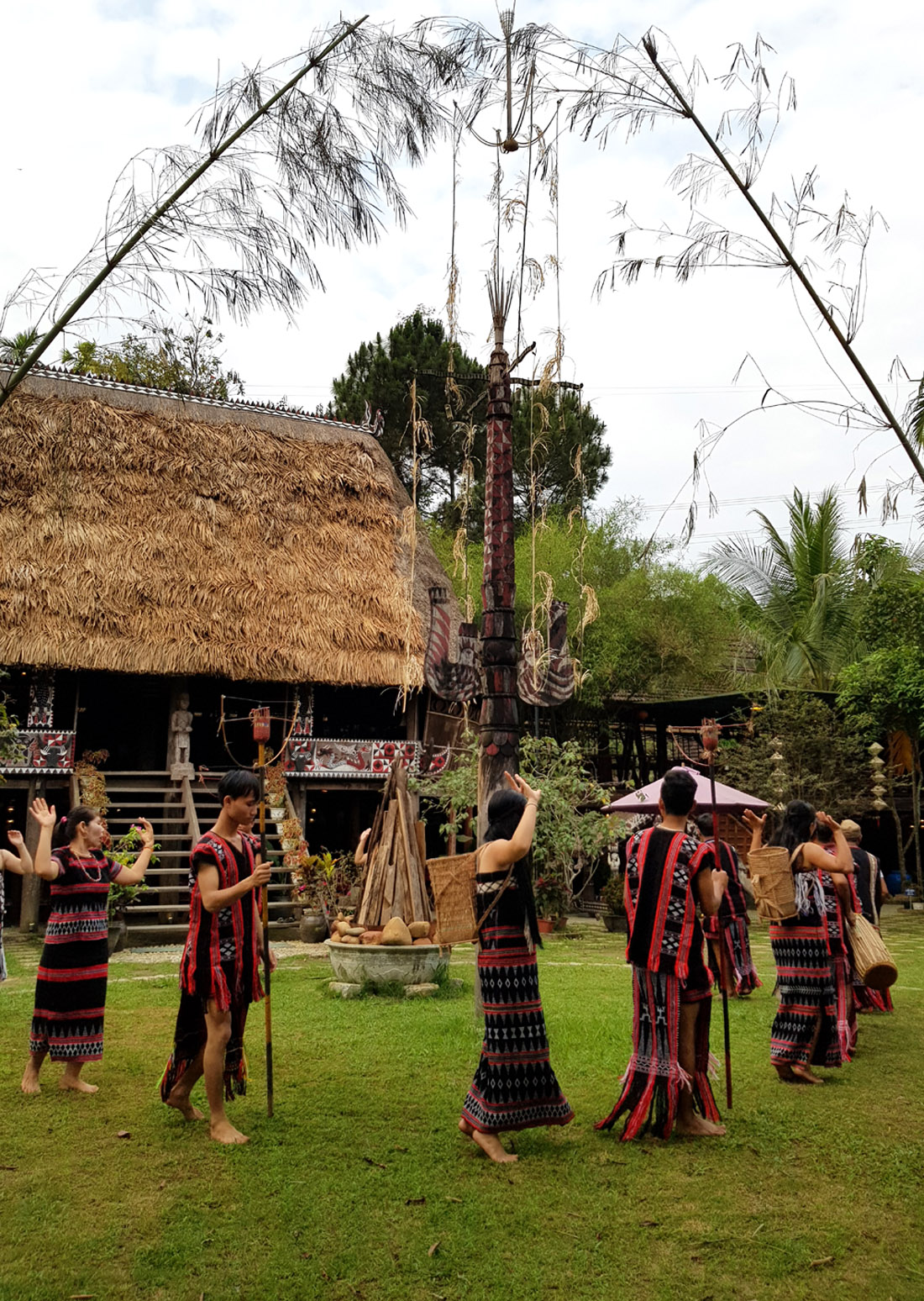 Co Tu ethnic artisans are invited to perform Zèng weaving, and gongs, etc., at the traditional Guol house.