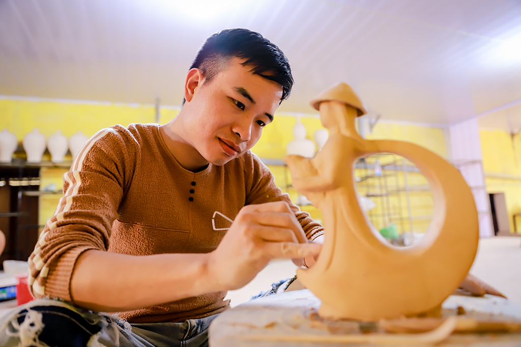 Being crafted by artisans of Bat Trang ancient village