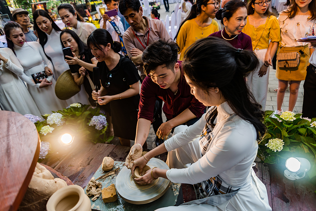 Guiding to shape Huong Sa pottery
