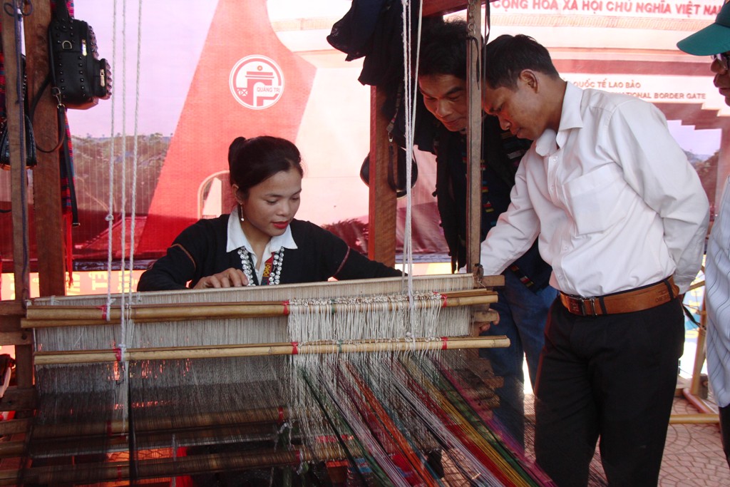 An artisan from Quang Tri presenting a weaving technique on the frame