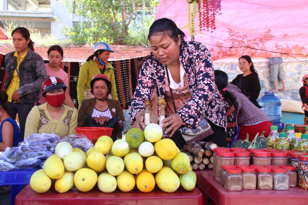 In the morning of the same day, the space of A Luoi highland market opened to welcome people with many typical products