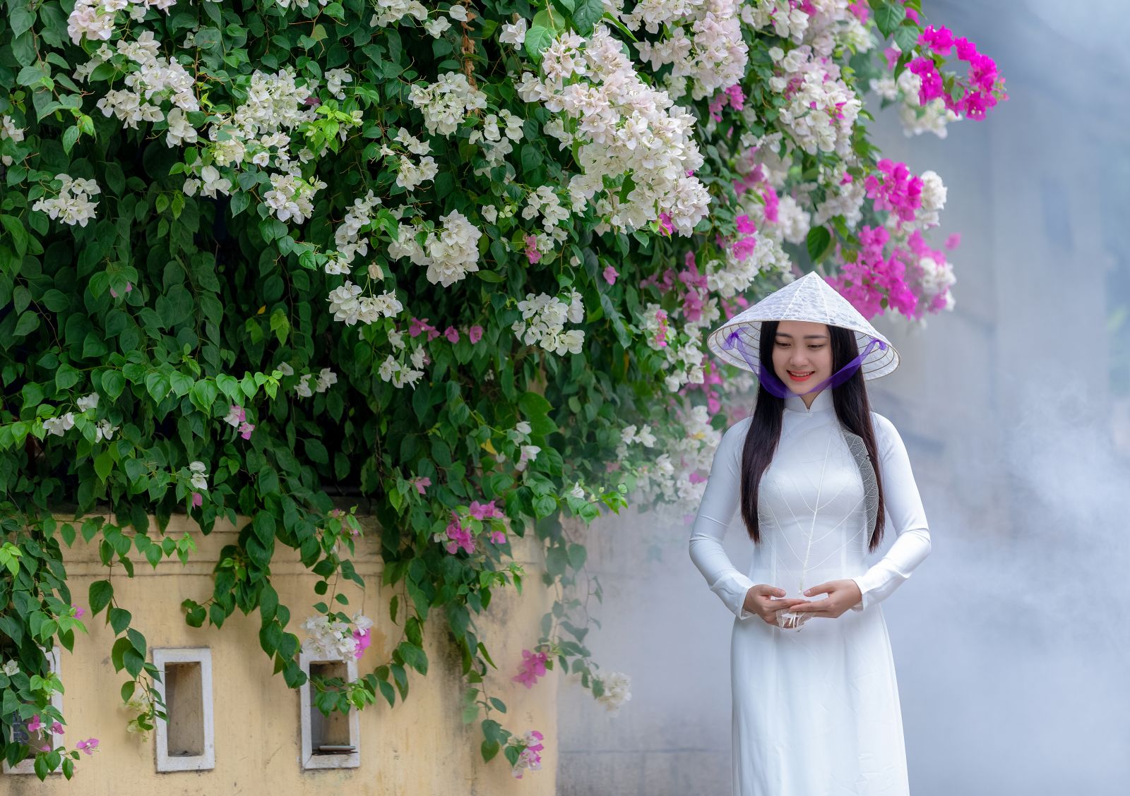 The transparent leaf veins conical hat combined with white ao dai creates the special and unique beauty of Hue.