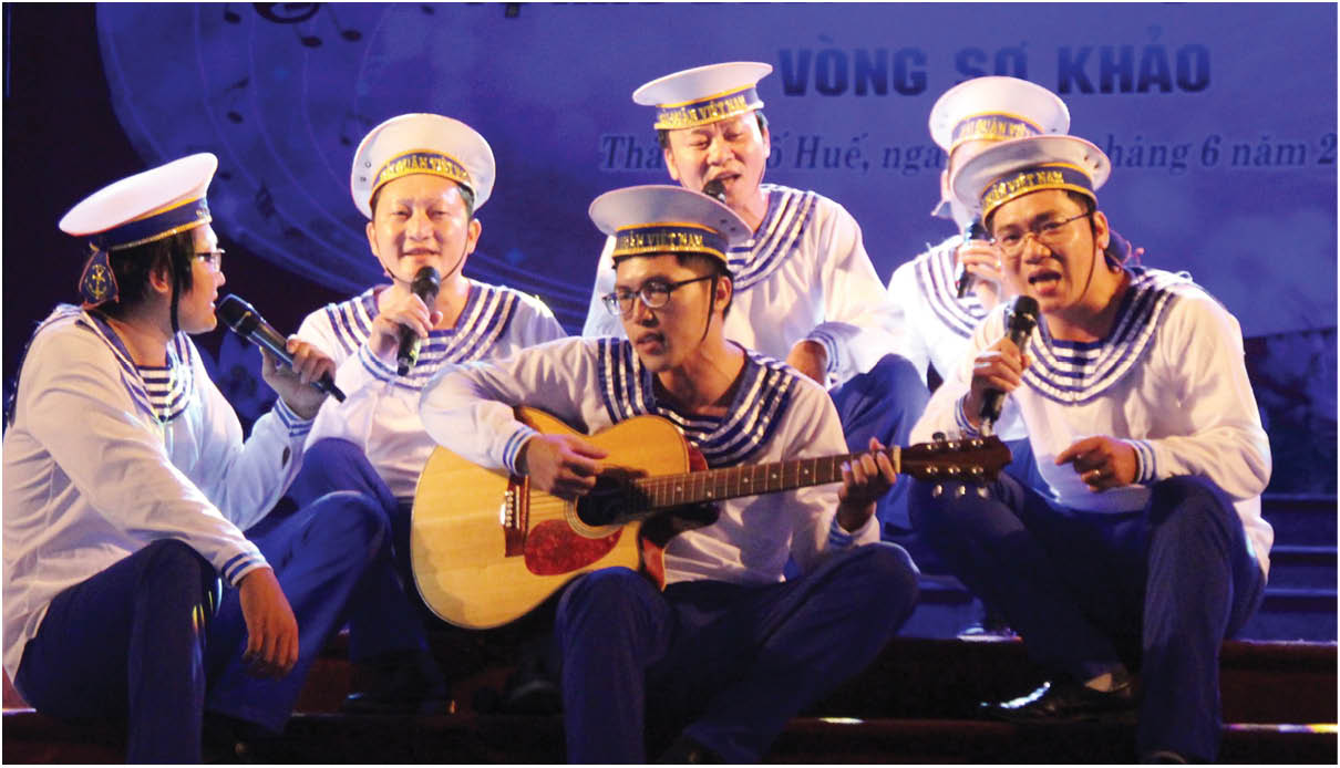 Tốp ca nam Báo Thừa Thiên Huế trong trang phục người lính hải quân, hát về biển đảo