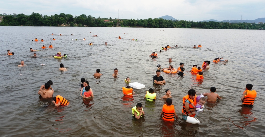 A lot of people are swimming in the Huong river