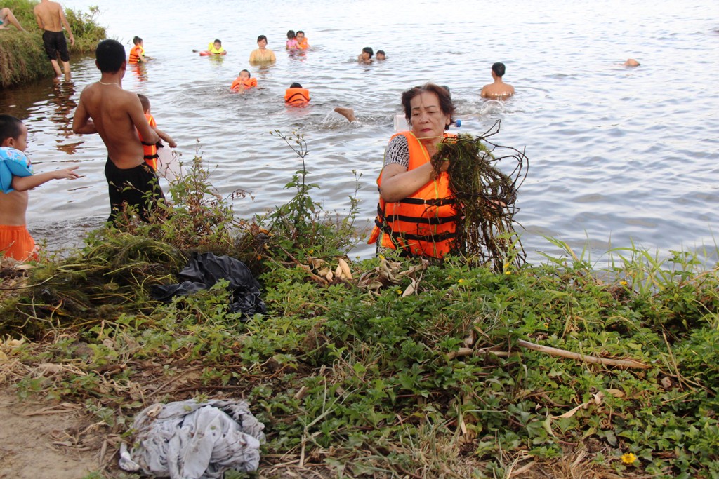Before swimming, many people picking up trash to protect the area