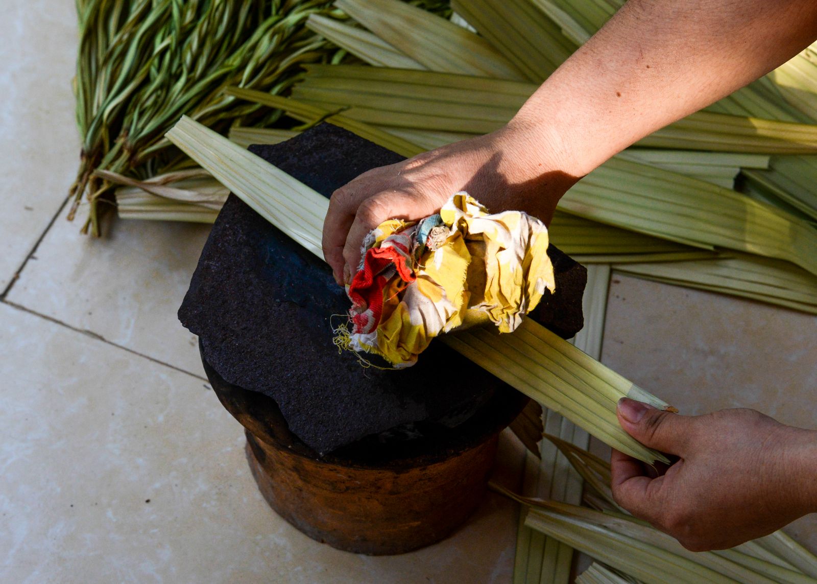 The palm strips are ironed under the temperature of around 70o to 80oC by the hat makers