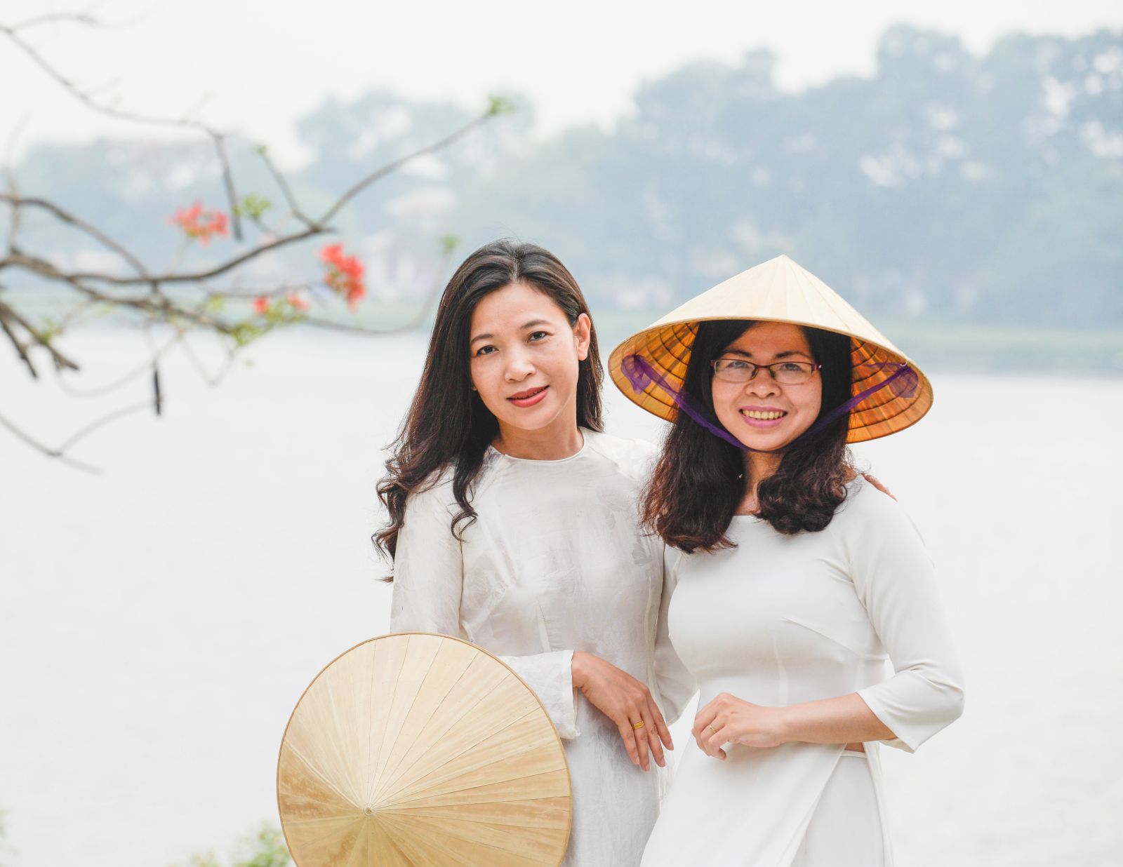 “Non bai tho” with white ao dai always gets the attraction of tourists whenever they come to Hue 