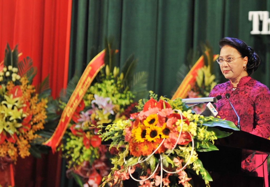 Chairwoman of the National Assembly Nguyen Thi Kim Ngan giving a congratulatory speech at the ceremony