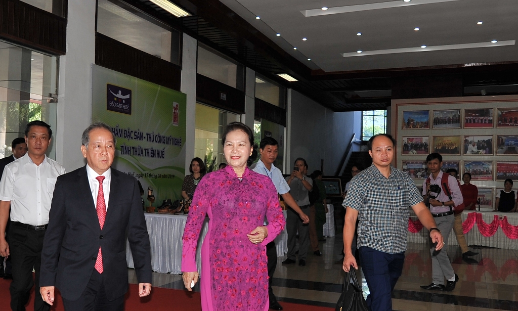 Chairwoman of the National Assembly Nguyen Thi Kim Ngan attending the reception of First-class Independence Medal and the commemoration of the 30th anniversary of the re-establishment of the province at the Center for Culture and Information in the morning of August 17