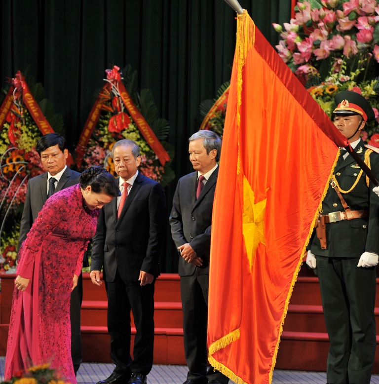 Chairwoman of the National Assembly Nguyen Thi Kim Ngan paying respect to the National Flag