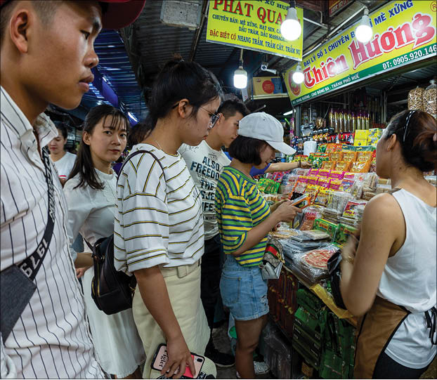 Typical dishes, abundant goods are the ‘plus’ points to attract tourists to visit and do shopping in Dong Ba market