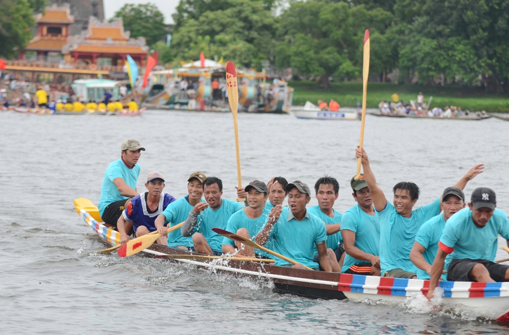 The joy of the rowers from Huong Can team (Huong Tra Town) when winning cung prize