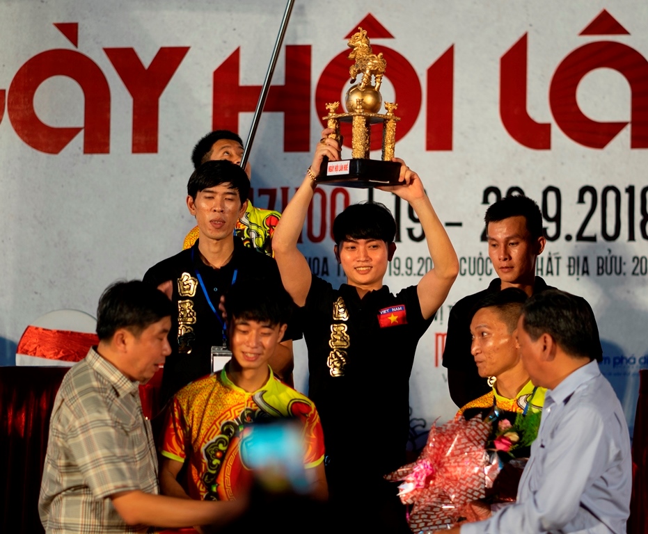 The gold cup was awarded to the champion in the “Mai Hoa Thung” round in 2018