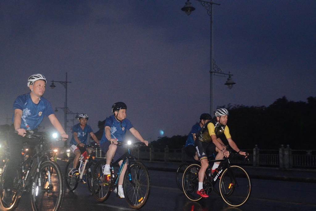 Provincial leaders participated in the warm-up ride with the athletes from early morning