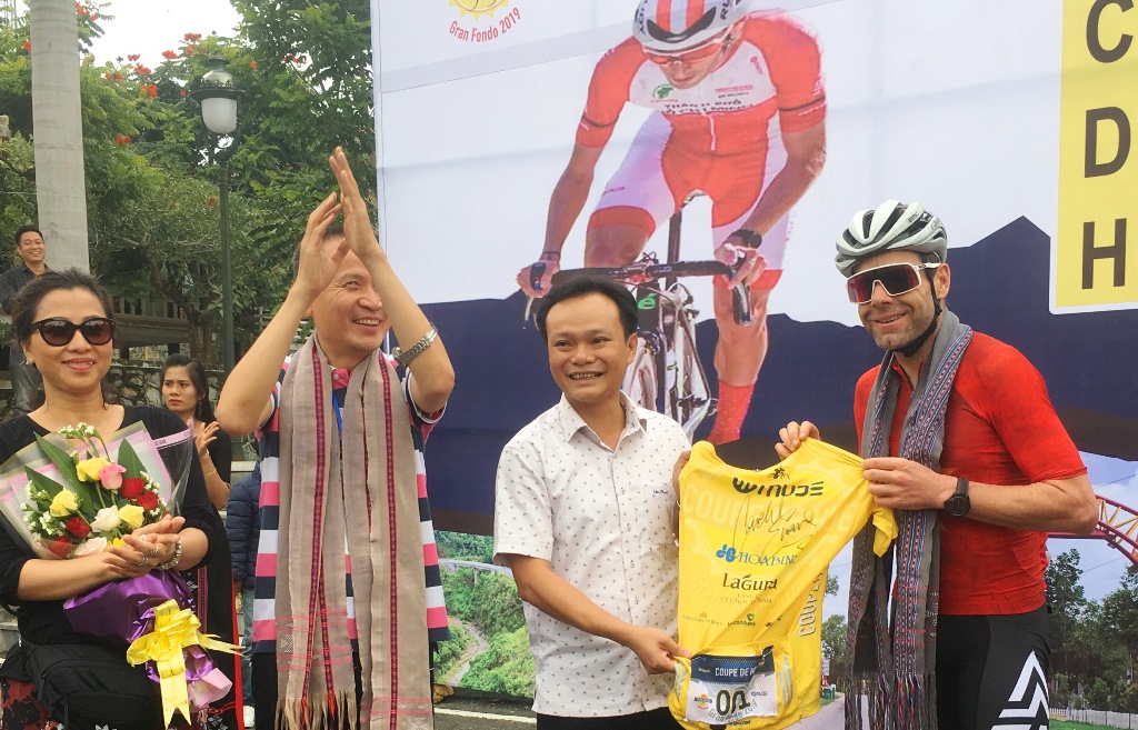 During this period, former champion of Tour de France 2011 Cadel Evans talked to the people and authorities of A Luoi district
