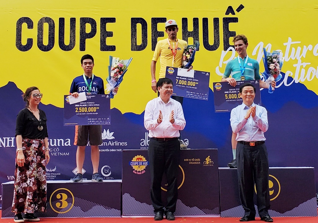 Vice Chairman Nguyen Dung shared his joy with the contestants at the stage 2 Coupe de Hue 2019 on the afternoon of 22/9