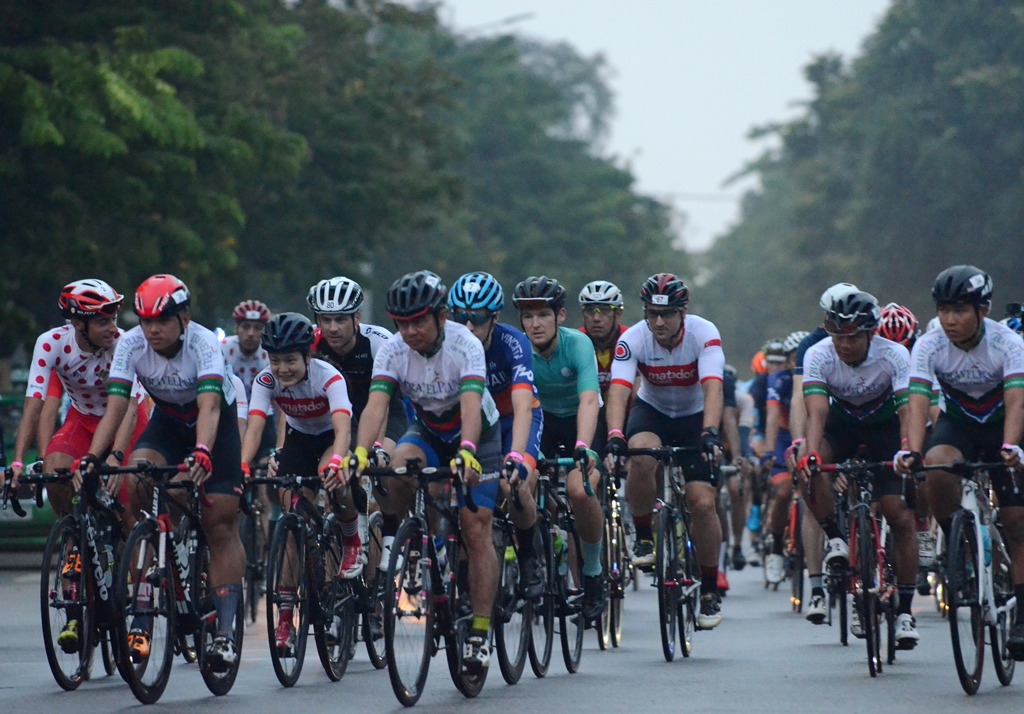 5:30 a.m. - the racing team reached Dien Bien Phu street