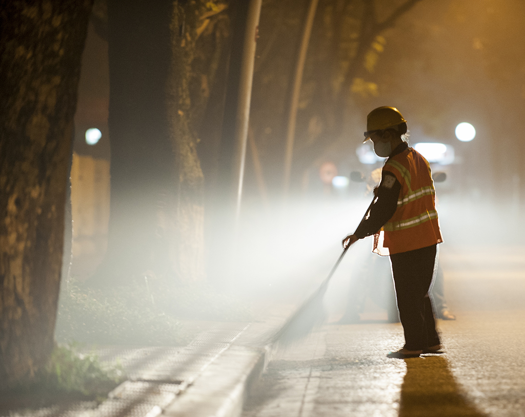 Whether late at night or early in the morning, the female sanitation workers still quietly contribute a small part of their efforts to make Hue green, clean and beautiful ...