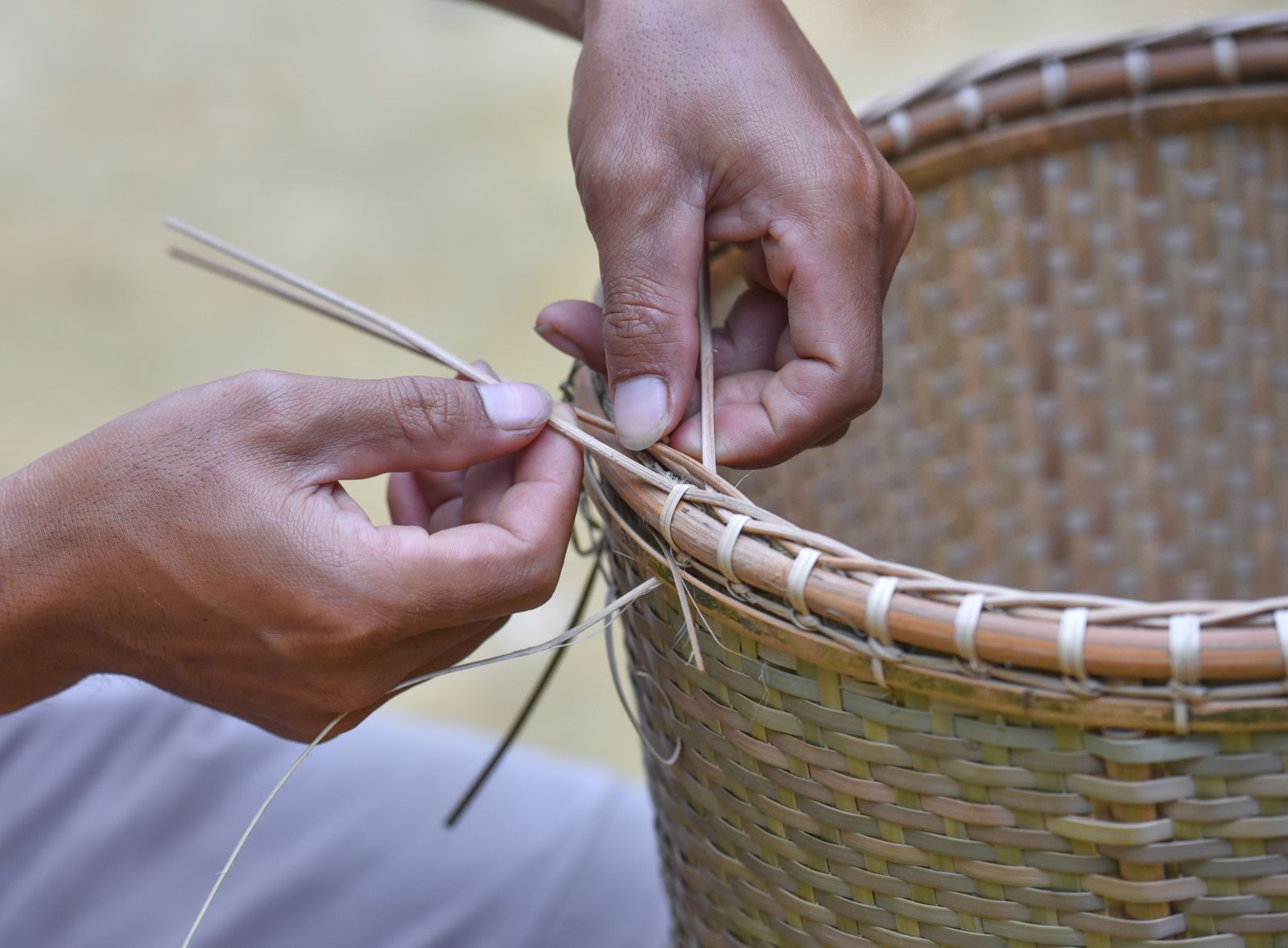 Knotting off the baskets is the last stage of creating a new basket 
