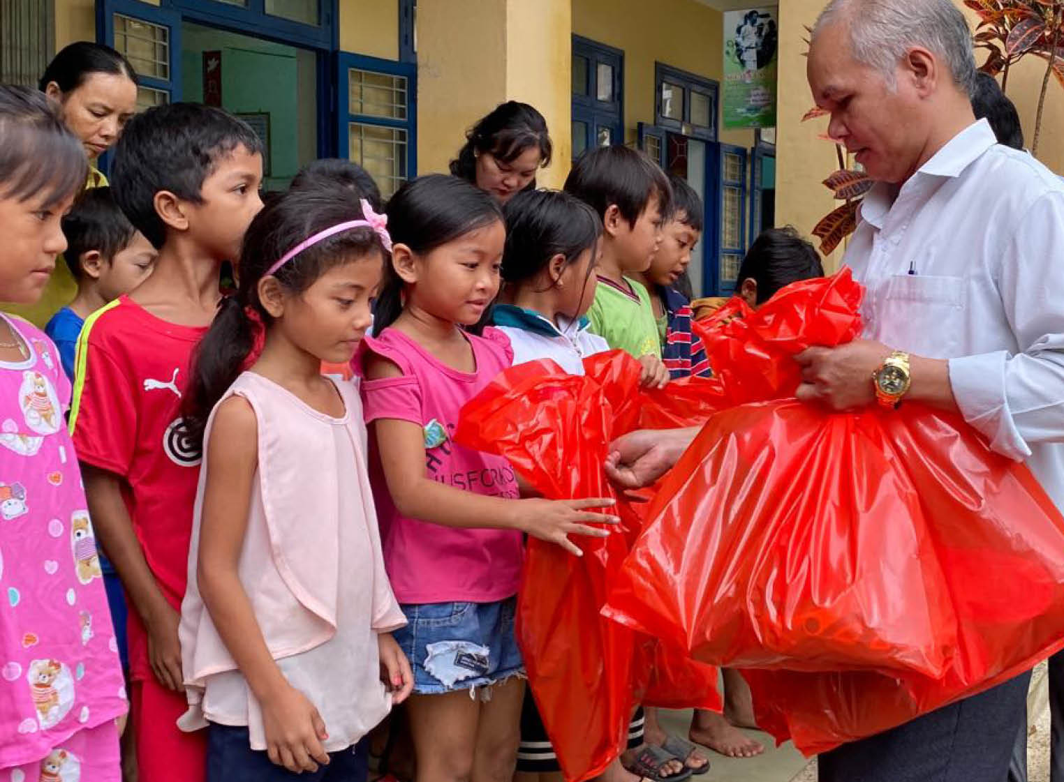 Trao quà cho học sinh tiểu học Thượng Nhật