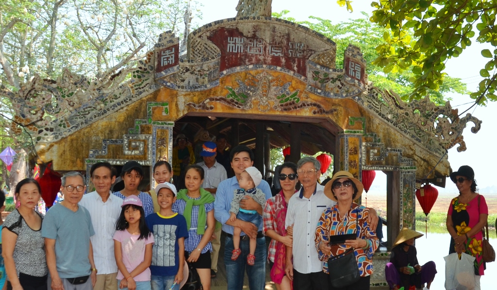 According to the statistics, Thuy Thanh witnesses an average of over 100 tourists coming a day. Most of them just come for a visit and taking pictures. However, it was just a story of the past because recently, the locality and local people have carried out many interesting tourism models to solicit tourists. 