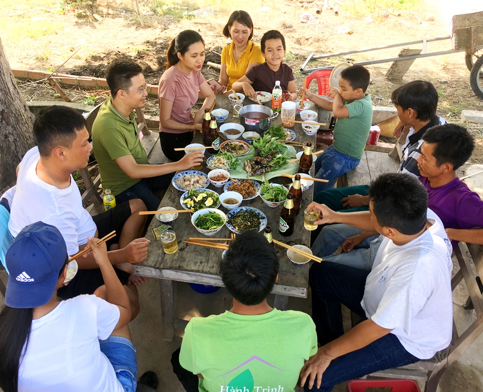 Finishing an experiencing day with various attractive activities, gathering in a meal with hand-cooked specialties will be the unforgettable impressions when coming to Thuy Thanh to experience acting as real farmers