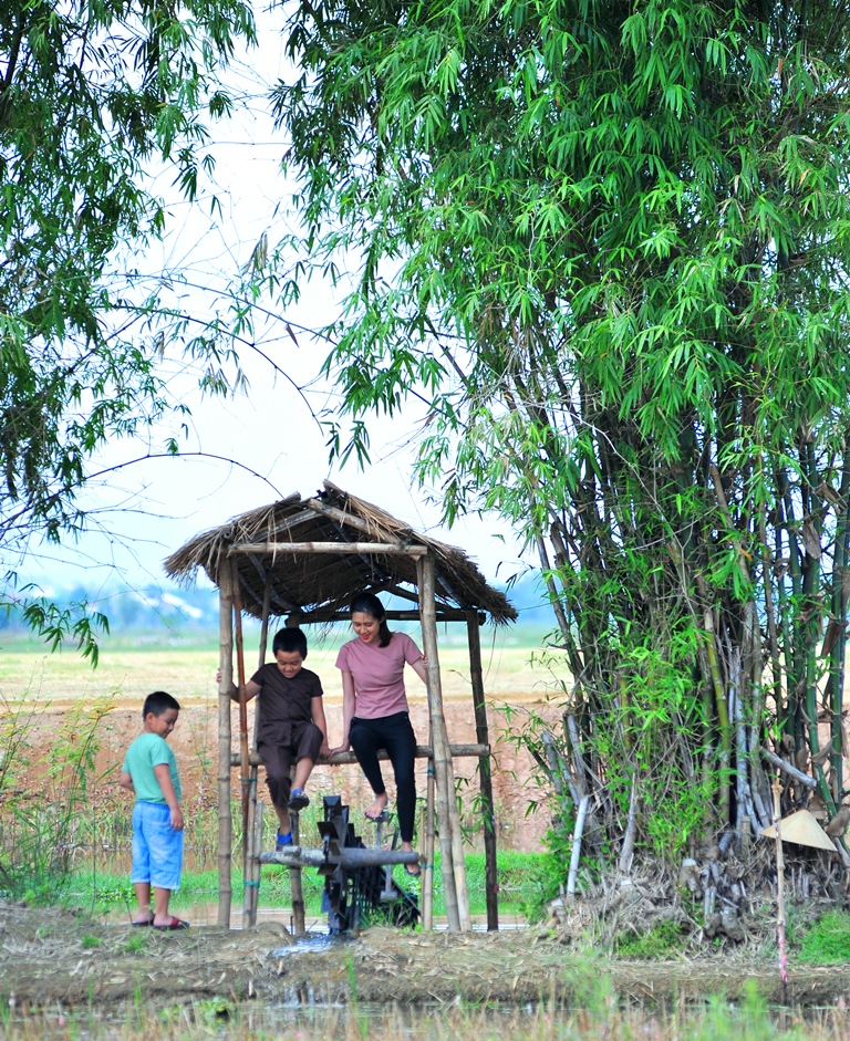 Bailing water under the shady bamboo trees – the thing that many people just know through books