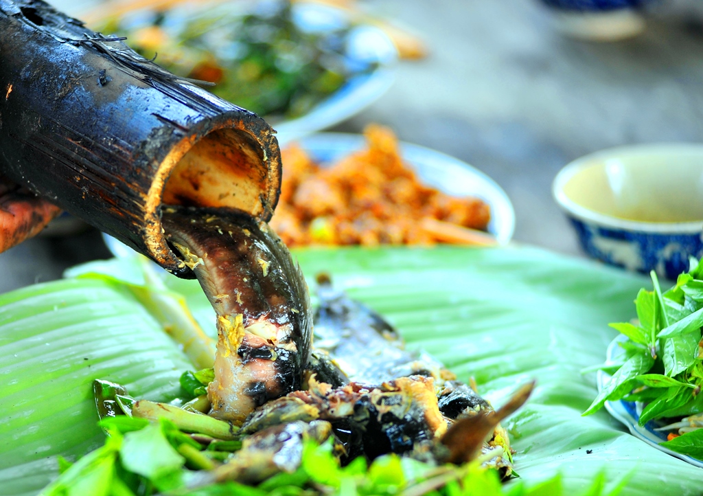Without an eye-catching appearance, catfish grilled in a bamboo tube is still an extremely delicious and attractive dish