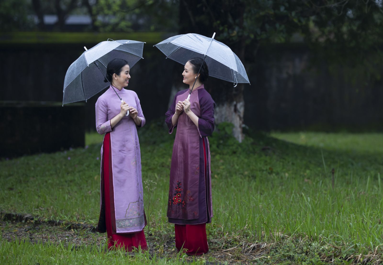 Ao dai of any color can make the wearer very gentle